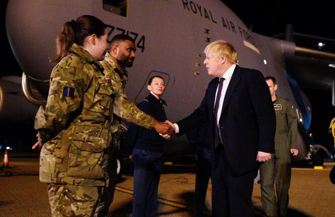 El primer ministro británico, Boris Johnson, viene a apoyar la ayuda militar a Ucrania, junto con un C-17, en la base aérea más grande de la Royal Air Force, Brize Norton, al noroeste de Londres, el 26 de febrero de 2022.