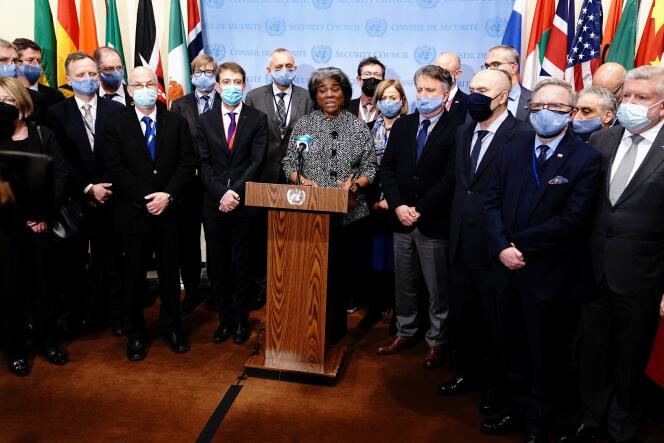 L’ambassadrice des Etats-Unis à l’ONU, Linda Thomas-Greenfield, s’adresse aux médias après la réunion du Conseil de sécurité des Nations Unies, à New York, le 25 février 2022.