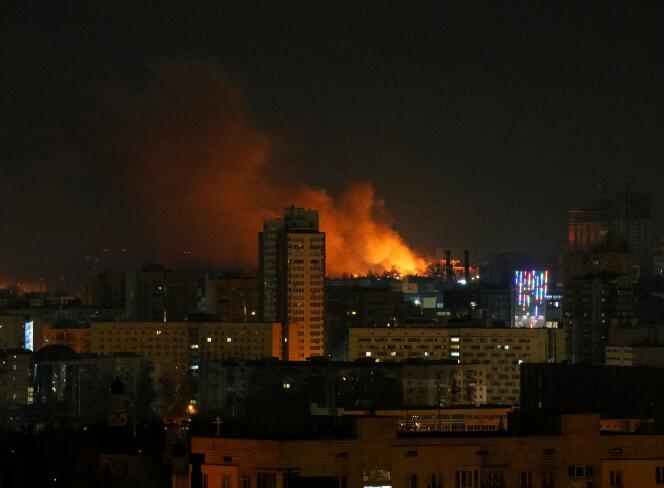 Incendie et panache de fumée durant un pilonnage à Kiev, en Ukraine, le 26 février 2022.