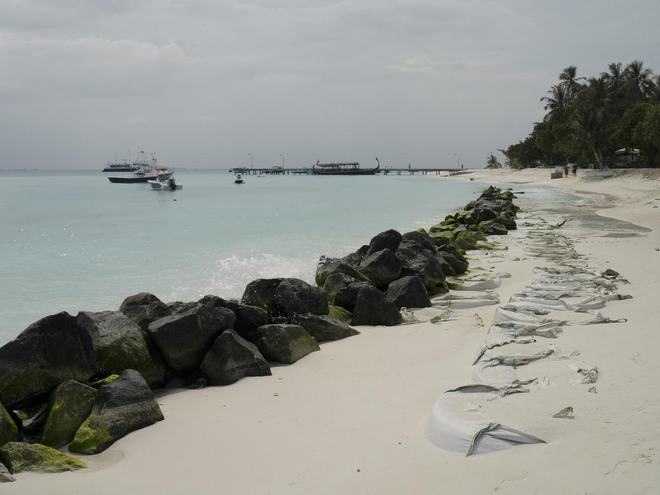 Des rochers et des sacs géotextiles ont été disposés sur une plage de Fulidhoo, aux Maldives, pour freiner son érosion, le 8 février 2022.