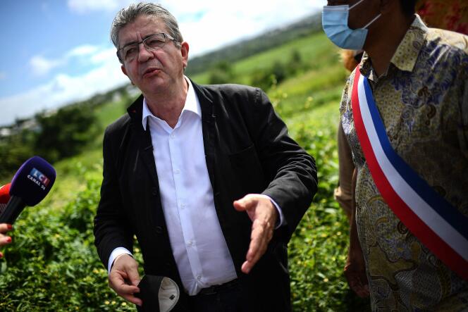 Jean-Luc Mélenchon, candidat de La France insoumise à l’élection présidentielle, visite une plantation à Saint-Paul, à La Réunion, le 26 février 2022.