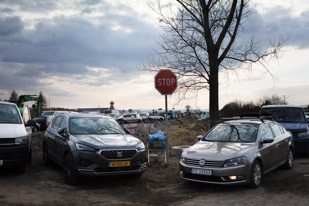 L’un des parkings à la frontière à Medyka (Pologne), le 26 février 2022.