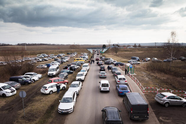 Les parkings pris d’assaut de Medyka (Pologne), ville frontière avec l’Ukraine, le 26 février 2022.