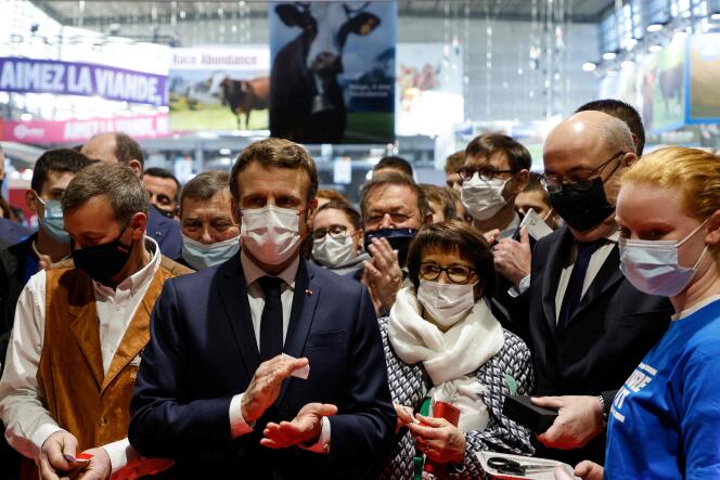 El presidente de la República, Emmanuel Macron, en el Salón Internacional de la Agricultura, en París, sábado 26 de febrero de 2022.
