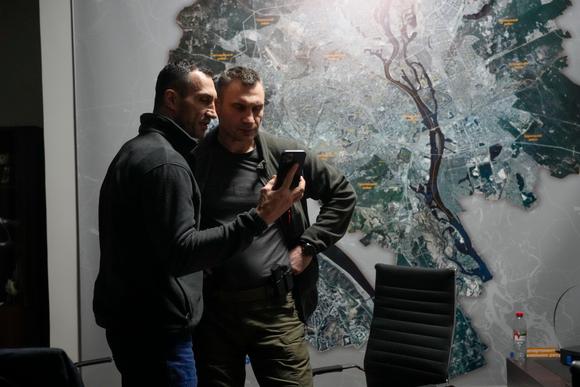 Vitali Klitschko, maire de Kiev et ancien champion poids lourd, à droite, et son frère Wladimir Klitschko, ancien boxeur professionnel ukrainien, à l’hôtel de ville de Kiev, en Ukraine, dimanche 27 février 2022.