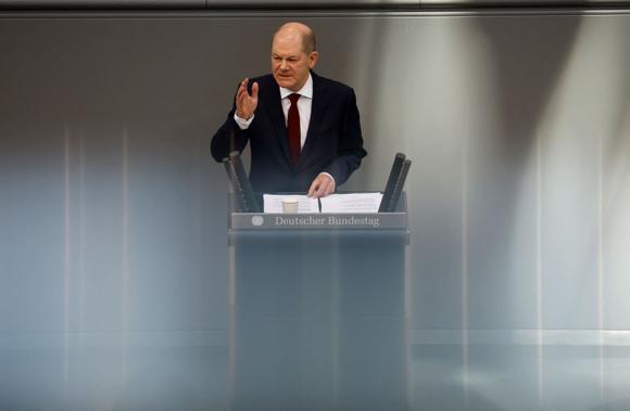 Le chancelier allemand Olaf Scholz s’exprime lors d’une session extraordinaire du Bundestag, le 27 février 2022 à Berlin.