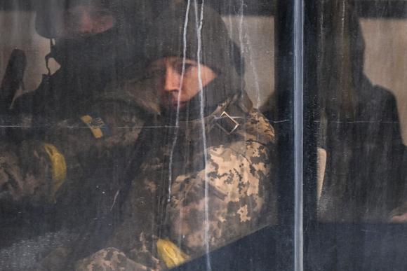 Des membres des forces ukrainiennes dans un bus de transport public, dans le centre de Kiev, le 27 février 2022.