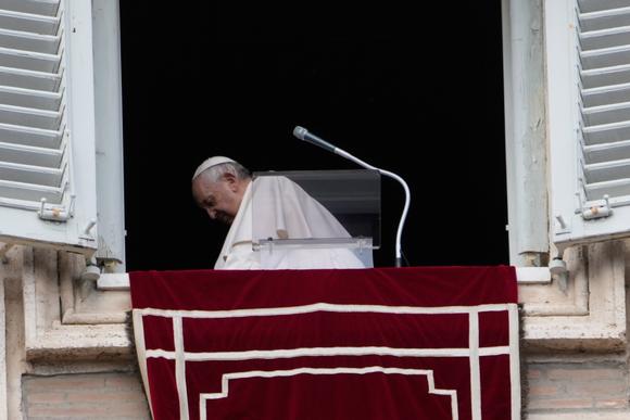 Le Pape François s’en va à la fin de la prière de midi de l’Angelus sur la place Saint-Pierre au Vatican, dimanche 27 février 2022.