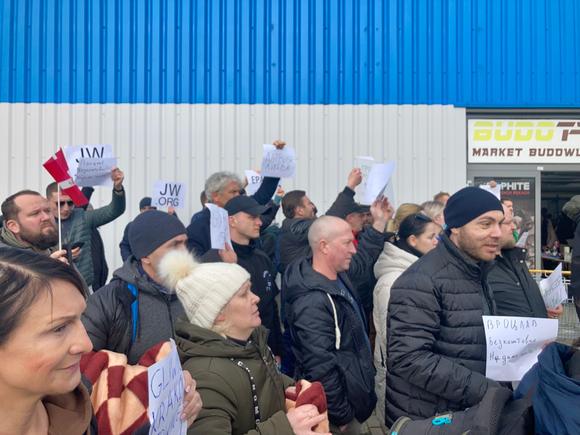 Les habitants proposent des trajets gratuits dans toute la Pologne pour les réfugiés d’Ukraine, à Korzcowa, Pologne, le 27 février 2022.