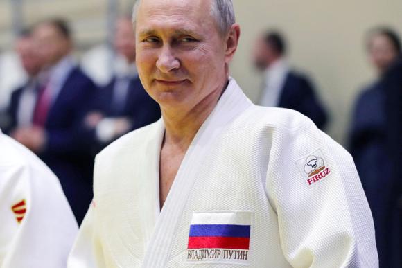 Le président de la Fédération de Russie, Vladimir Poutine, participe à une séance d’entraînement avec des membres de l’équipe nationale russe de judo à Sotchi en Russie, le 14 février 2019.