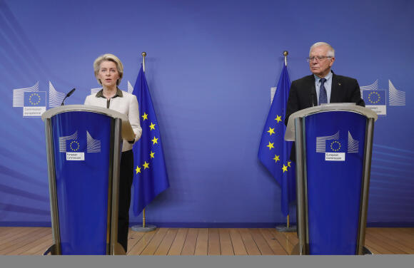 La présidente de la Commission européenne, Ursula von der Leyen, et le chef de la diplomatie européenne, Josep Borrell, annoncent que l’Union européenne financera l’achat et la livraison d’armes et d’autres équipements à l’Ukraine, le 27 février 2022, à Bruxelles.