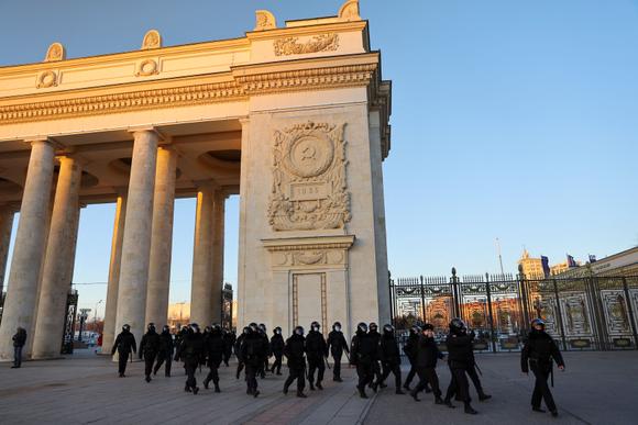 Des agents des forces de l’ordre lors d’une manifestation à Moscou, en Russie, le 27 février 2022.