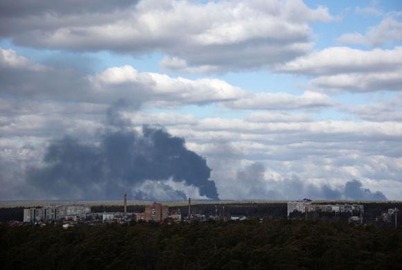 De la fumée s’élève après un bombardement à la périphérie de la ville de Kiev, en Ukraine, le 27 février 2022.