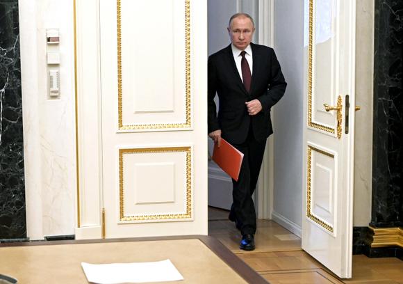 Le président russe, Vladimir Poutine, entre dans une salle pour présider une réunion du conseil de sécurité à Moscou, Russie, vendredi 25 février 2022.