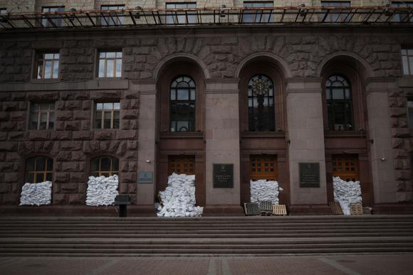 Des sacs protègent le bâtiment du bureau du maire pendant un couvre-feu, à Kiev, en Ukraine, le 27 février 2022.