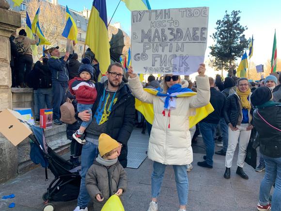 Jean-Christophe Prié and Zoya Alechkina, with their children, during a Parisian demonstration in support of Ukraine, February 27, 2022.