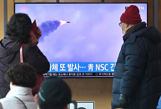 Le journal télévisé diffuse les images d’un tir de missile nord-coréen, dans une gare de Séoul, le 27 février 2022.