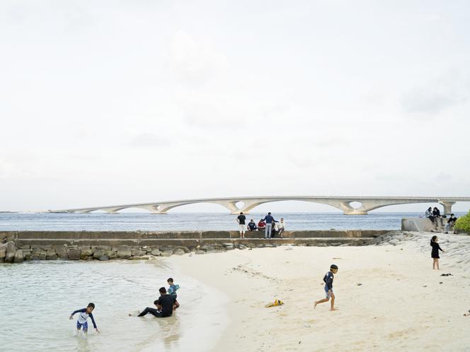 Une plage artificielle sur la côte de l’île de Malé, aux Maldives, le 6 février 2022. Une digue a été installée pour freiner l’érosion. En arrière plan, le pont qui mène à Hulhumalé.
