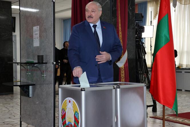 Le président biélorusse, Alexandre Loukachenko, dépose son bulletin de vote lors du référendum constitutionnel permettant l’extension de ses pouvoirs, le 27 févier 2022, à Minsk.