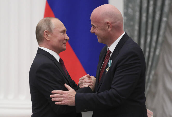 Le président russe, Vladimir Poutine (à gauche), remet l’Ordre de l’amitié au président de la FIFA, Gianni Infantino, lors d’une cérémonie au Kremlin, à Moscou, le 23 mai 2019.