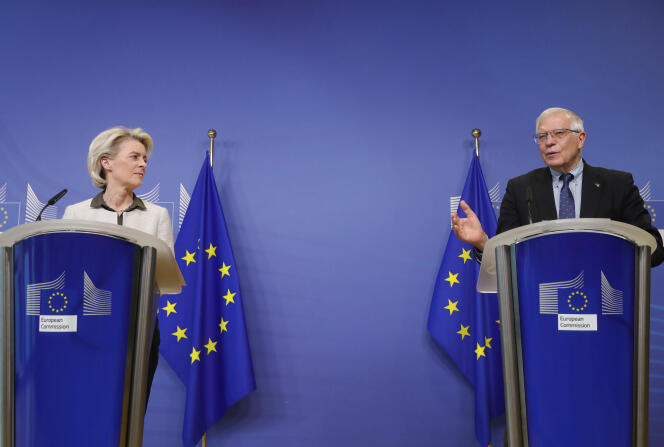 La présidente de la Commission, Ursula von der Leyen, et Josep Borrell, le haut représentant de l’UE, à Bruxelles, le 27 février 2022.