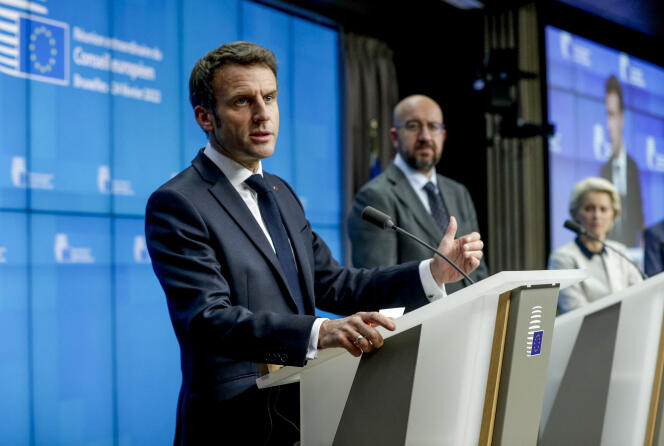 De gauche à droite : le président français, Emmanuel Macron, le président du Conseil européen, Charles Michel, et la présidente de la Commission européenne, Ursula von der Leyen, à Bruxelles, le 25 février 2022.