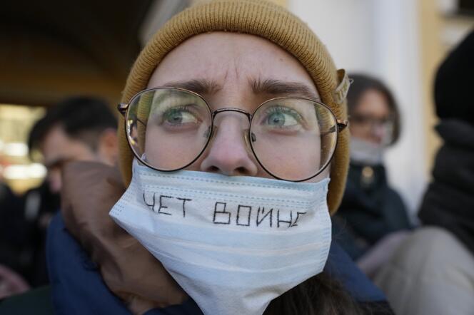 Une manifestante avec un masque portant la mention « Non à la guerre », à Saint-Pétersbourg, en Russie, le 27 février.