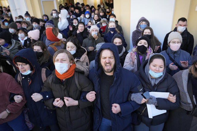Lors d’une action pour protester contre l’attaque de l’Ukraine par la Russie, à Saint-Pétersbourg, le 27 février 2022. 