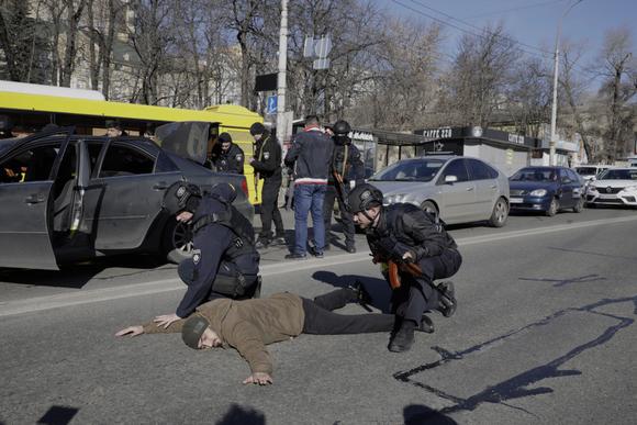La police ukrainienne procède à des arrestations de voitures suspectes sur la principale artère de Kiev, lundi 28 février 2022.