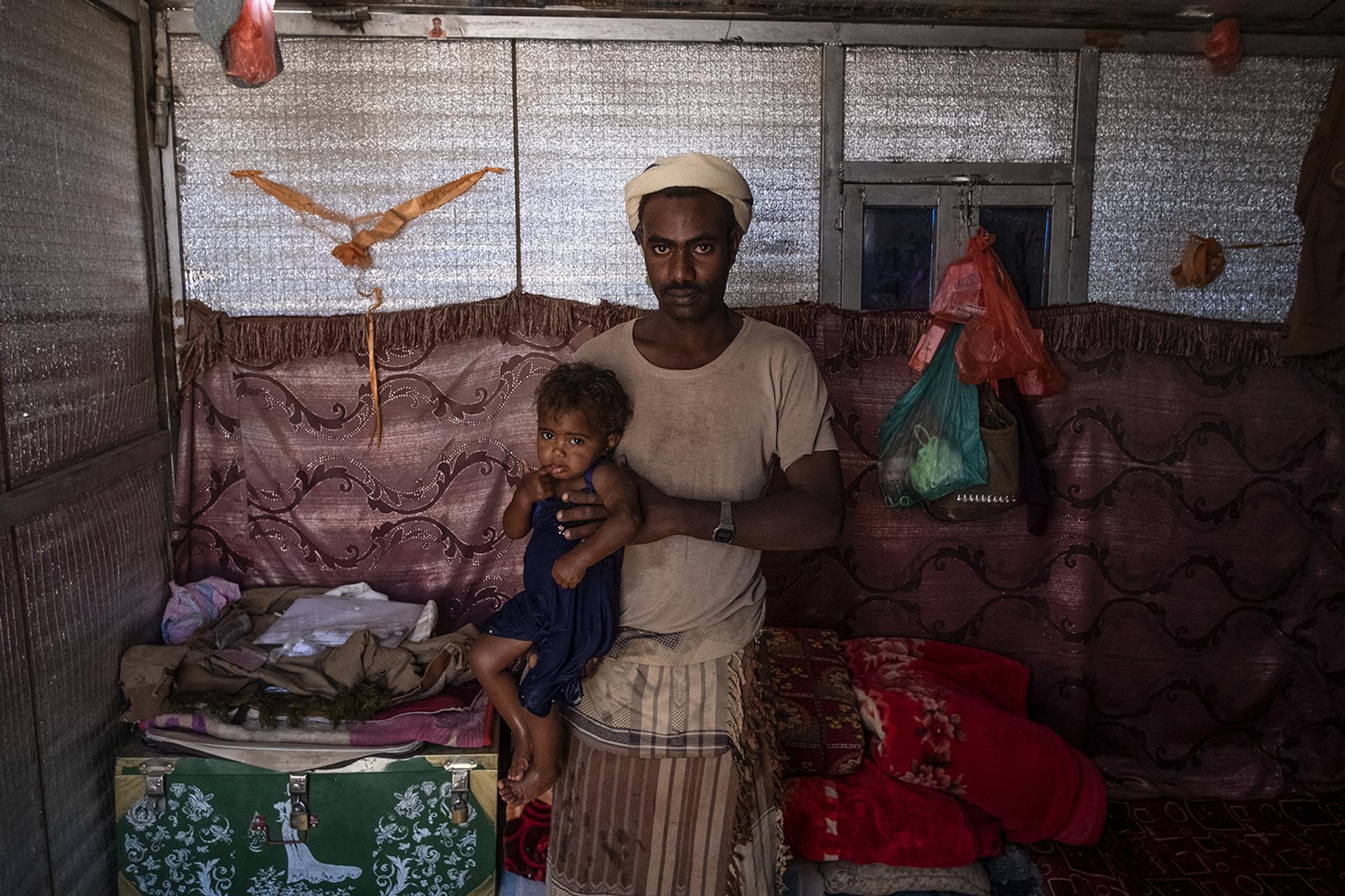 Ali Abdou Ali Said et son fils, à Marib, en août 2021.