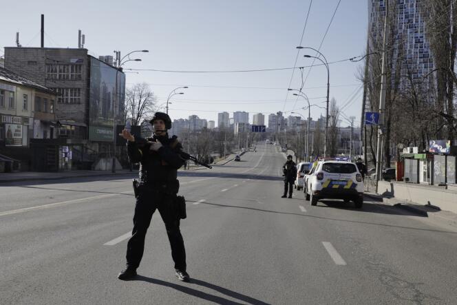 La policía realiza detenciones de sospechosos en la vía principal del centro de la ciudad, tras el levantamiento del toque de queda en Kiev el 28 de febrero de 2022.