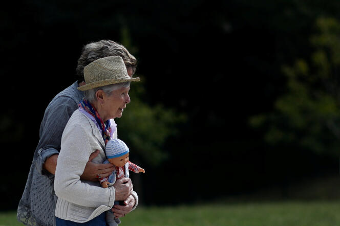 Annie, 87 ans, patiente atteinte d’Alzheimer, marche sur le site du Village landais Alzheimer, projet expérimental unique en France, en septembre 2020, à Dax.