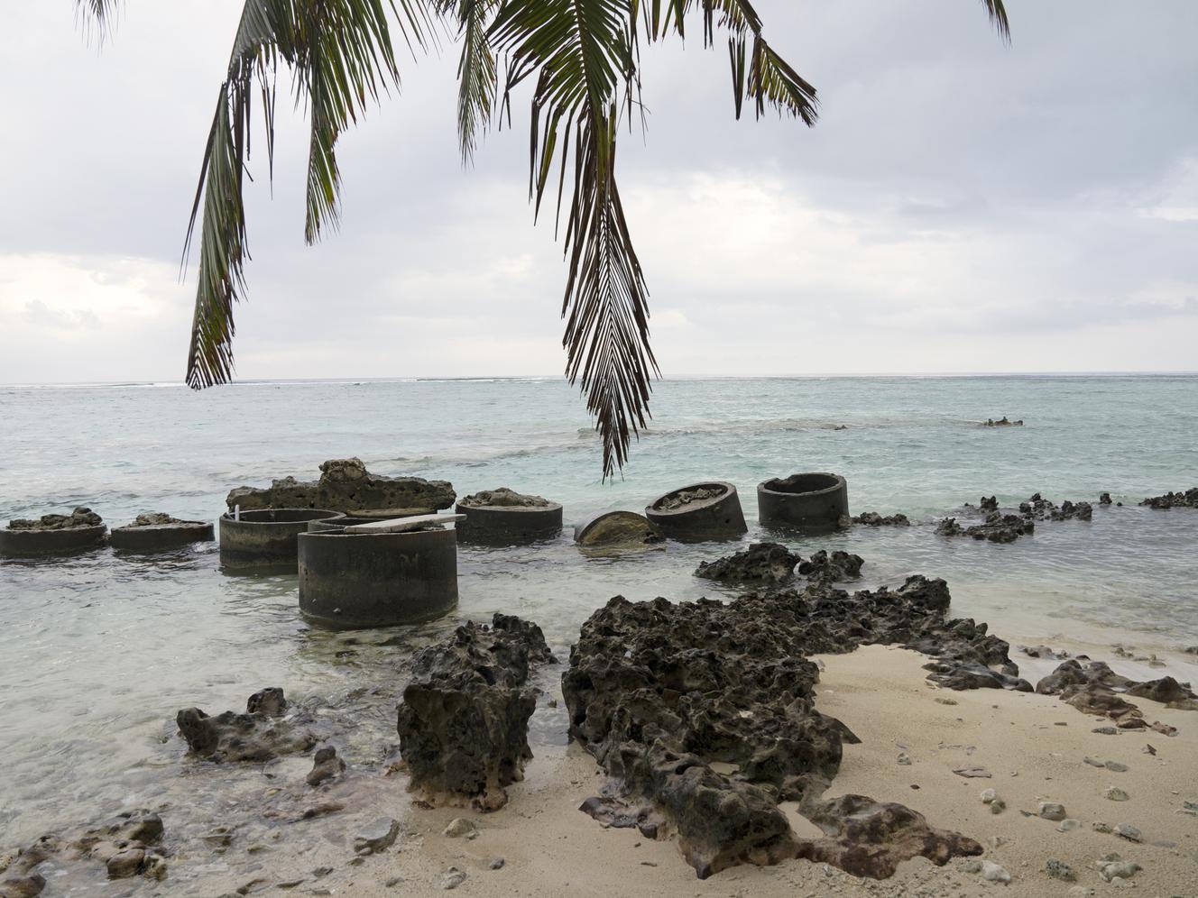Pour freiner son érosion, des cylindres en béton ont été disposés sur une plage de l’île de Felidhoo, aux Maldives, le 8 février 2022.