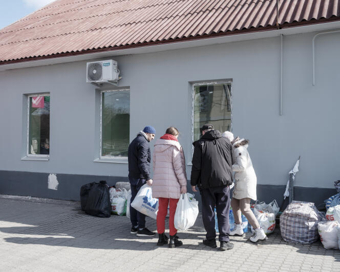 Los residentes organizan una recolección de ropa y provisiones a medida que crece la amenaza de una ofensiva rusa en la ciudad, en Zaporizhia, Ucrania, el 27 de febrero de 2022.