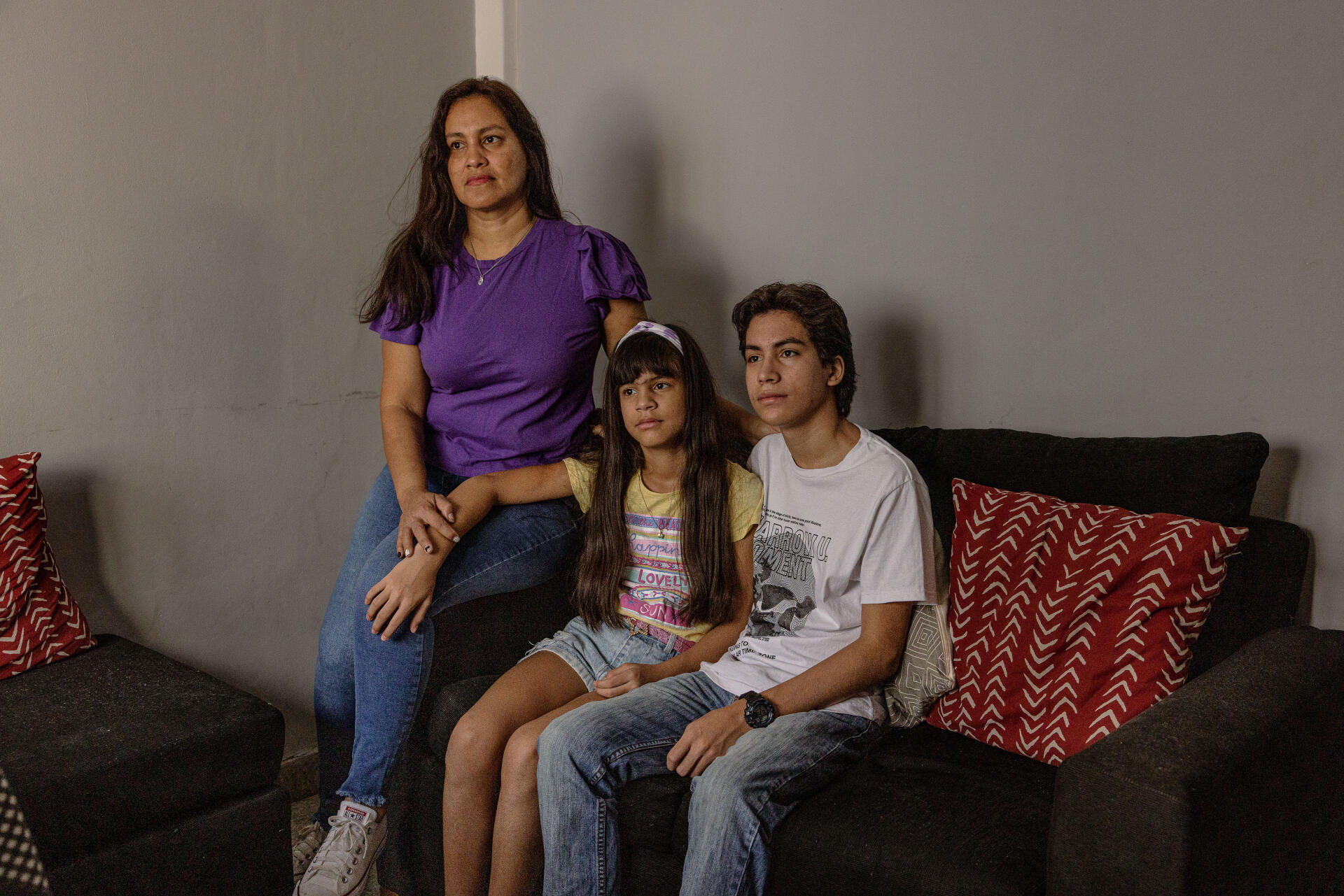 Zuleyka Trillo y sus hijos, Mariana y Santiago, en la sala de su departamento en San Justo, cerca de Buenos Aires, Argentina, 17 de febrero de 2022.