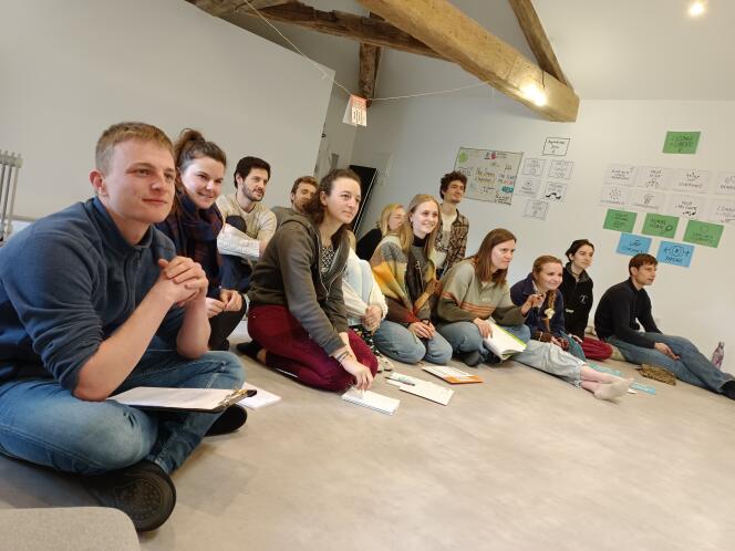De jeunes stagiaires de l’éco-lieu animé par l’association Fertîles, à Lunas (Hérault).