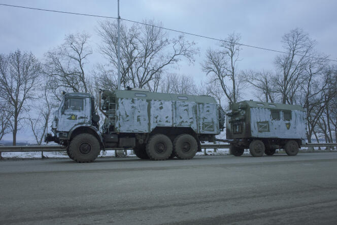 Camiones militares rusos se dirigen hacia Ucrania, 27 de febrero de 2022.