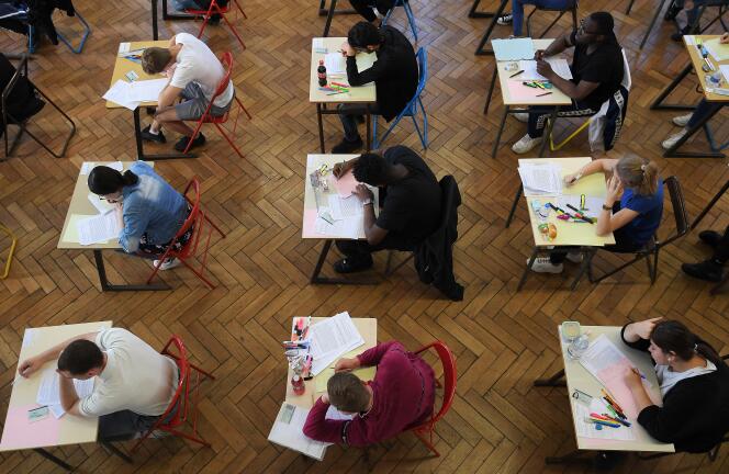 Secondary school students will take the philosophy exam at the Lycée Pasteur in Strasbourg on June 17, 2019.