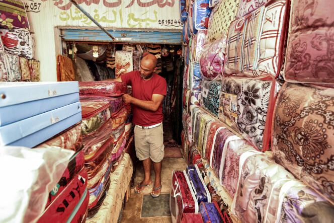 Un commerçant à Ben Guerdane, en Tunisie, en juin 2021.