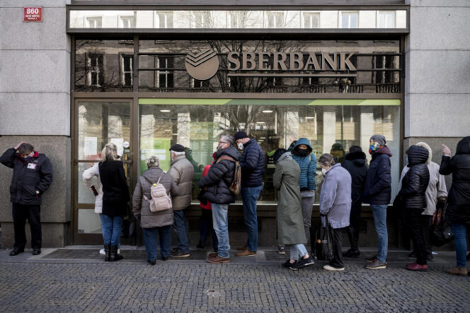 Une file d’attente devant une agence de la Sberbank, à Prague, le 25 février 2022.
