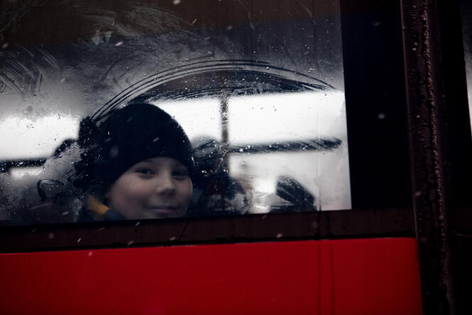 Un jeune garçon ukrainien sourit à son arrivée à un centre d’accueil pour les réfugiés, à Korczowa (Pologne), le 27 février 2022.