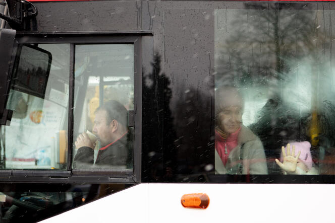 Un bus transporte des réfugiés ukrainiens, de la frontière à un centre d’accueil, à 3 kilomètres de là, à Korczowa (Pologne), le 27 février 2022.