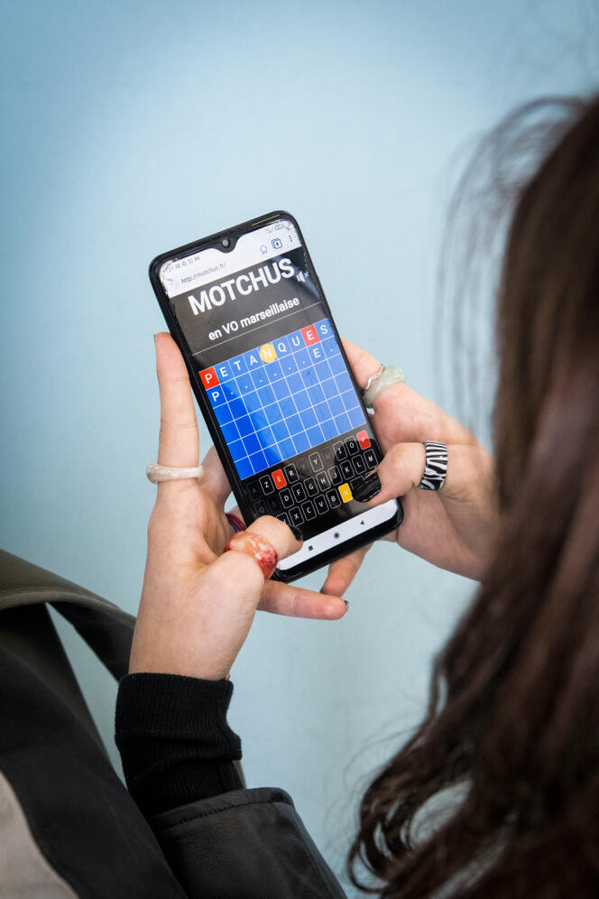 Une étudiante joue sur son smartphone à « Motchus », à Aix-en-Provence (Bouches-du-Rhône), le 25 février 2022.