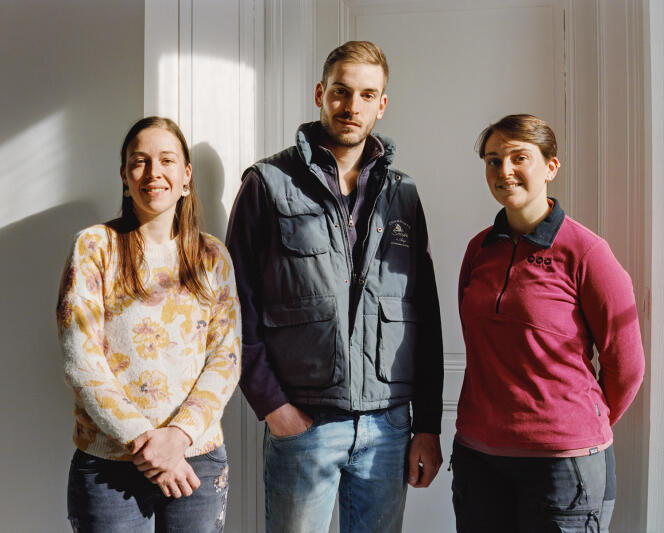 Charlotte de Sousa, Valentin de Sousa et Julie de Sousa, dans le domaine familiale, à Avize, en Champagne-Ardenne, le 14 février.