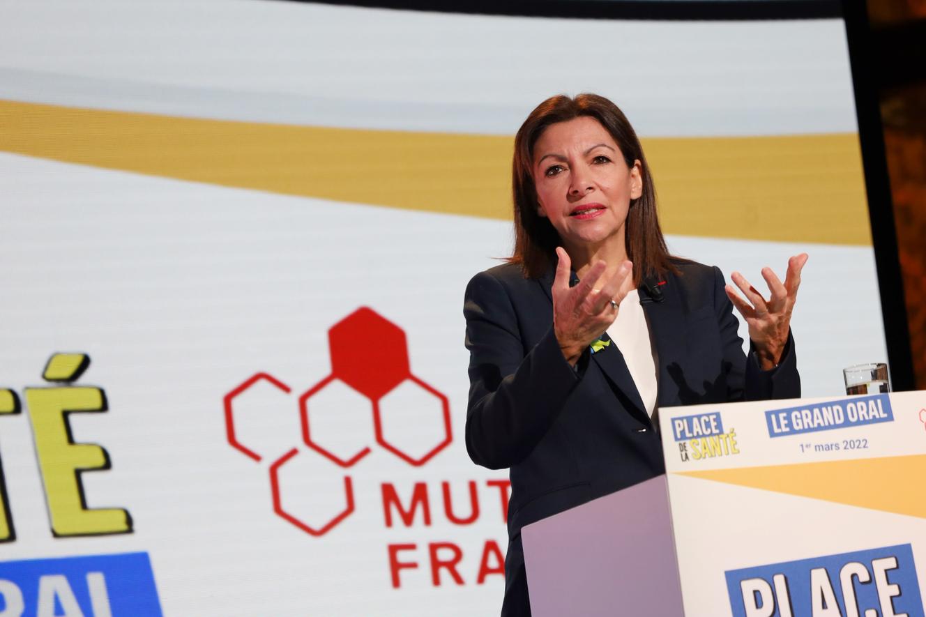 Anne Hidalgo au Palais Brongniart, à Paris, lors du « grand oral » sur la santé organisé par la Mutualité française, le 1er mars 2022.