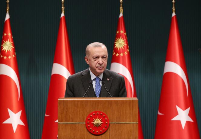 Le président turc Tayyip Erdogan s’exprime après une réunion de cabinet à Ankara, en Turquie, le 28 février 2022.