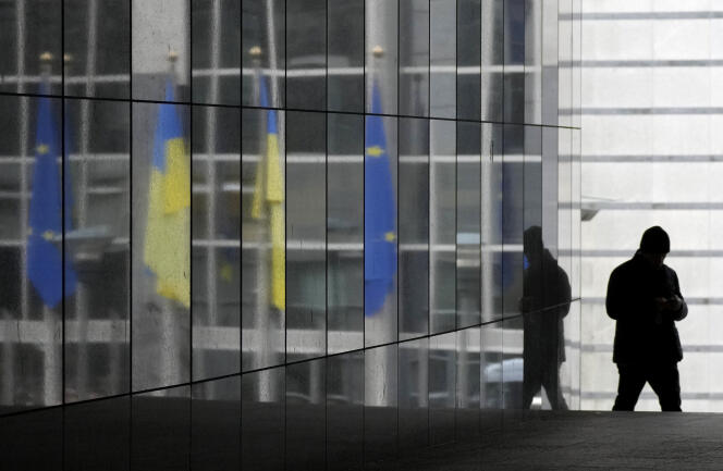 Les drapeaux ukrainiens et européens flottent sur le parvis du Parlement européen, à Bruxelles, le 1er mars.
