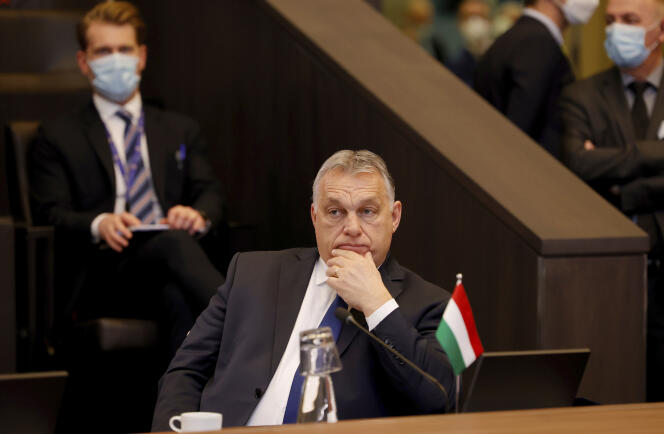El primer ministro Viktor Orban asiste a una cumbre virtual de líderes de la OTAN en la sede de la organización en Bruselas, el 25 de febrero de 2022.