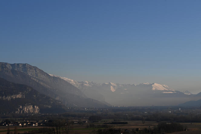 « La question de la santé publique est ainsi devenue un sujet non contesté », selon Christophe Ferrari, président de Grenoble-Alpes Métropole. La pollution au-dessus de la ville, le 14 janvier 2022.