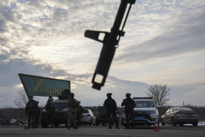 Des soldats de la Garde nationale ukrainienne arrêtent une voiture à un point de contrôle mobile  à Kharkiv, en Ukraine, le 17 février 2022.